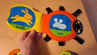 Lucka B - sada knížka, řetěz, chrastítko, kousátko - 4