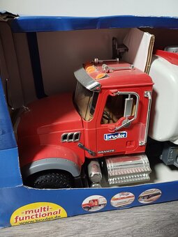 Bruder Nákladní auto MACK Granite cisterna - Bruder 02827 - 4