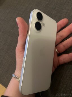 IPhone 16 bílý - 4