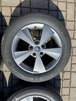 ORIGINÁL Alu Škoda Velorum R16, 5x112 - TOP STAV, LETNÍ PNEU - 4