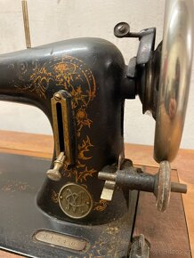 Starožitný šicí stroj Royal - 4