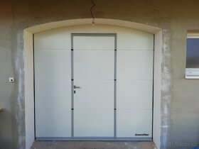 Sekční garážová vrata s dveřmi. - 4