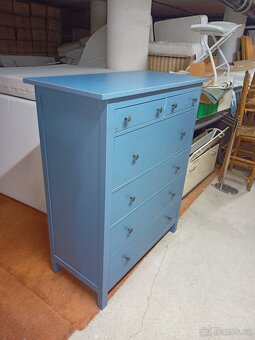 Prodám hezkou komodu z masivu IKEA HEMNES v modrém odstínu - 4