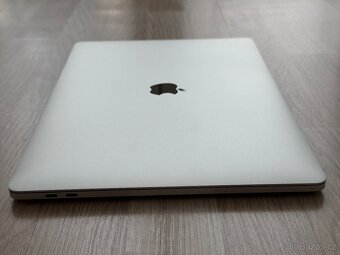 Apple Macbook Pro 15 Touch Bar - Silver - ČTĚTE - 4
