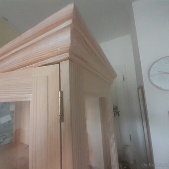 Prosklená vitrína z masivu - 4