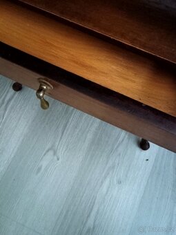 Starožitný malý stolek,komodka - 4