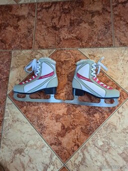 ZNAČKOVÉ KVALITNÍ BRUSLE CROWNED VE VELMI PĔKNÉM STAVU - 4