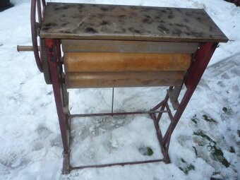 prodám litinovou výlevku, ruční mandl, litinové podstavce... - 4