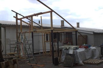 Prodám materiál na psí výběh s boudou. - 4