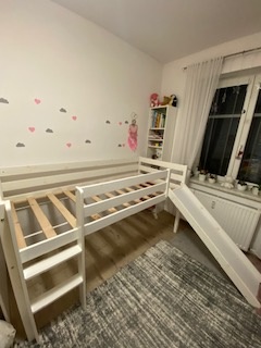 Vyvýšená dřevěná postel se skluzavkou - 4
