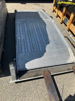 Nájezdová invalidní rampa mechanická 450 kg nosnost - 4