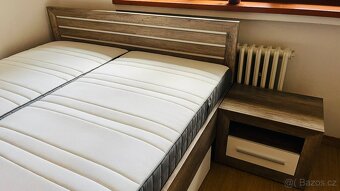 Postel vč. matrací, 2 ks nočních stolků a úlož. prostor. - 4