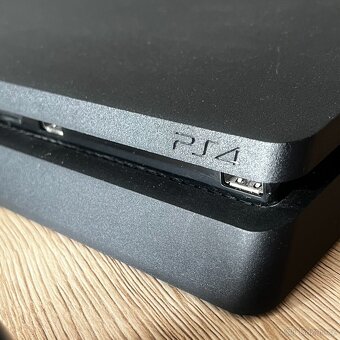 PS4 Slim 500GB + 2x ovladač Dualshock 4 - 4