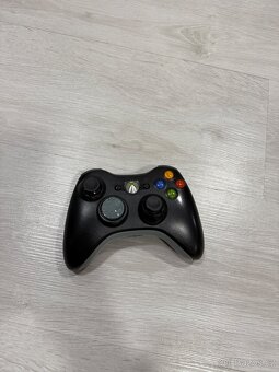 Prodám Xbox 360 s kinectem, 2 ovladače - 4