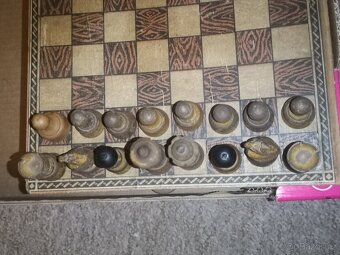 ŠACHY; staré dřevěné šachové figurky s patinou - komplet - 4