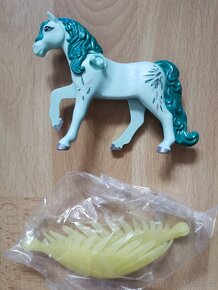 Playmobil Svítící brána, 2x Pegas, s kočárem a 3 princezny - 4