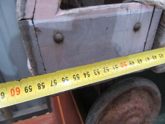 Nabízím starožitný dřevěný model auta. Jen co je a foto. Nej - 4