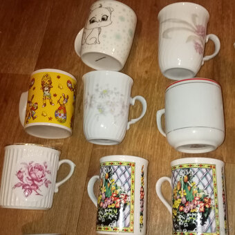 Prodám staré české porcelánové hrnky a skleněné půlitry 0,3l - 4