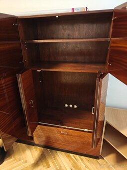 Šatní skříň a komoda - 4