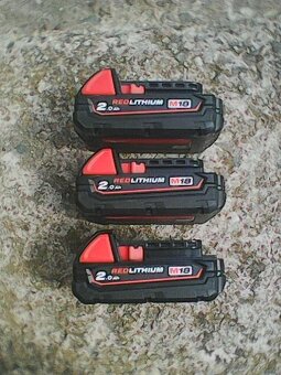 Milwaukee baterie a nabijecka M12 a M18 - 4