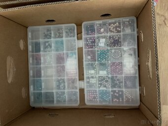 2 banánové krabice plné koráliek a materiálu - 4