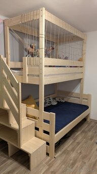 Patrová postel s bočními schody tloušťky 4cm - 4