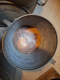 Dekorace na chalupu - velké pozink. kastroly - 4