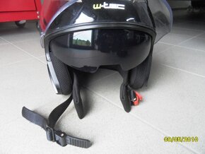Moto helmu se slunecnim stitem - 4