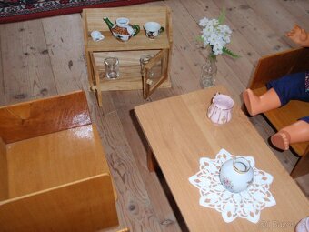 Dřevěný nábytek i s panenkama a s doplňky - 4