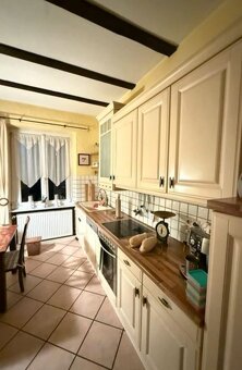 Krémová venkovská kuchyně s vestavěnými spotřebiči,5654 - 4