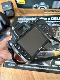 Zrcadlovka Nikon D3200 tělo + objektiv 18-105 mm + brašna - 4