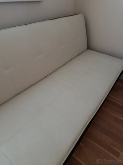 černobílý koženkový gauč - 4