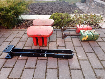 vari - závaží 33 kg, závaží 5 kg + nosiče - 4