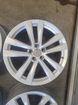 Prodám originální sadu alu disků 5x112 r19 66,6 AUDI - 4