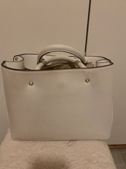 Bílá kabelka Guess - 4