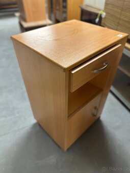 Skříňka na kolečkách - 4