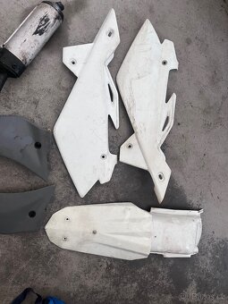 Plasty a zadní světlo a držák spz Husqvarna sm wr cr wre 125 - 4