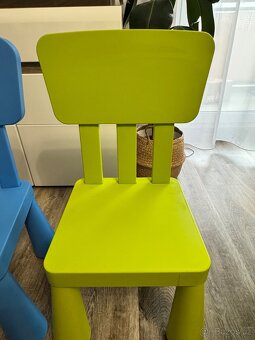Dětský stolek a 2 židličky ikea - 4