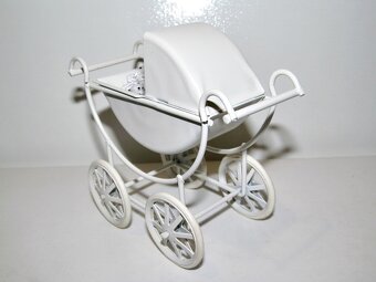 Malý kovový kočárek, mini panenky. Starý viktoriánský styl. - 4