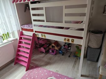 Dětská patrová postýlka ve tvaru domečku – TOP stav - 4