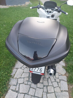 HONDA PCX 125 2024 ČR, najeto 2400km, kufr HONDA - 4