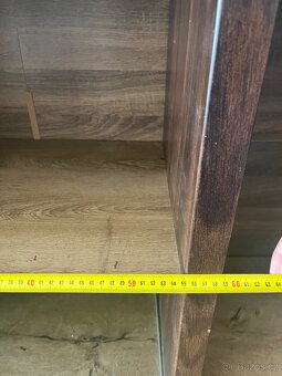 Komoda v dekoru tmavého dřeva - 4