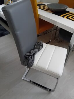 jídelní stůl + 4 bílé koženkové židle + potahy na židle - 4