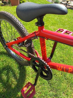 BMX 20" Wipe 300 - 2 zánovní kola skoro nepoužité + helma - 4