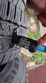Prodám krásné zimní pneu Maxxis 215/65 R16C - 4