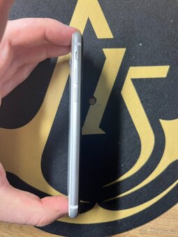 iPhone SE 2020 - 100% baterie/velmi hezký stav - 4