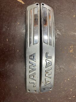 PRedám boční lišty nádrže s nápisom JAWA 350/634 - 4
