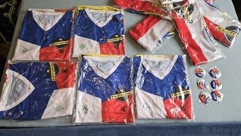 5x hokejový dres 6x šála 17x placka - 4