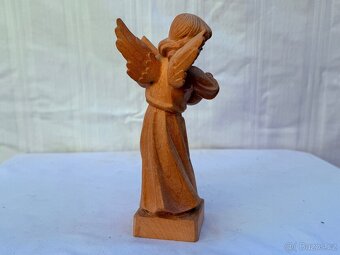 Dřevěná socha anděl hudebník hrající na loutnu - 4