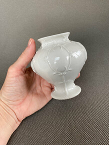 Royal Dux Malá váza s plastickým dekorem - 4